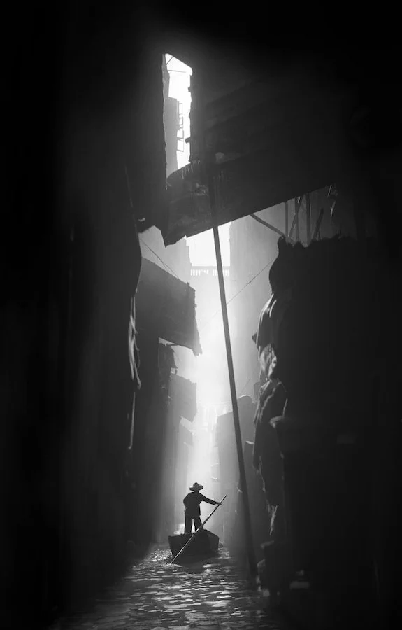 『Hong Kong Yesterday』Fan Ho 何藩 2016年 Photo-Book: Hong Kong Yesterday 香港追憶| Fan Ho 何藩— Blue